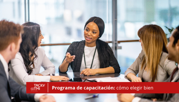 Equipo participando en un programa de capacitación con facilitador